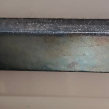 Deforme Kapak Menteşesi Ve Açık Vida Delikleriyle Bosch Buzdolabında İletişim Sorunu