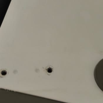 Deforme Kapak Menteşesi Ve Açık Vida Delikleriyle Bosch Buzdolabında İletişim Sorunu