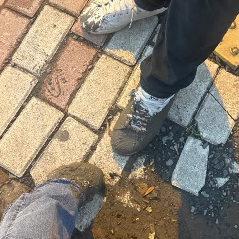 Bakırköy'de Uyarısız Bırakılan Betonlu Çukurlar Ciddi Tehlike