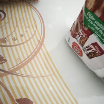 Şok Marketten Alınan Kırmızı Meyveli Kahvaltılık Üründe Böcek Ve Tırtıl Çıktı