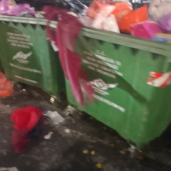 K Caddesi'nde Tek Konteyner Boşaltılıyor, Diğeri Dolu Kalarak Koku Ve Hijyen Sorunu Oluşturuyor