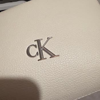 Calvin Klein Çantasının Metal Logosu Kısa Sürede Pembe Renk Aldı