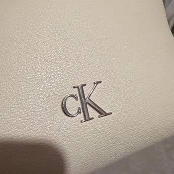 Calvin Klein Çantasının Metal Logosu Kısa Sürede Pembe Renk Aldı