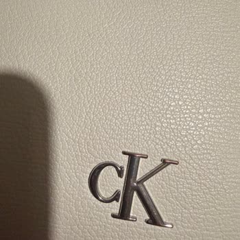 Calvin Klein Çantasının Metal Logosu Kısa Sürede Pembe Renk Aldı