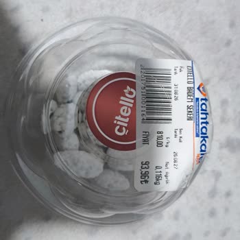 Müşteriyi Endişelendiren Küflenmiş Ve Kurtlanmış Badem Şekeri