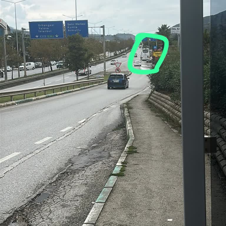 Şoförün Ücret İsteyip Yolcuları Tehlikeli Trafikte Bırakması