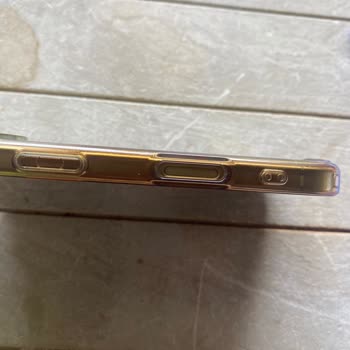Spigen Kılıfının ‘Sararmaz’ İddiası Yanıltıcı: Ürün Hızla Sararıyor