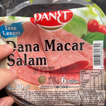 Danet Salamında Turuncu Mikrobiyal Büyüme: Gıda Güvenliği Endişesi