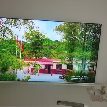 Philips Televizyonumda Ayıplı Ürün Nedeniyle Görüntü Çizgileri Belirdi