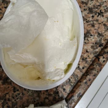 Kapak Sorunu Ve Mantar Görünen Bozulmuş Labne