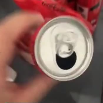 Coca-Cola İçinden Boş Kola Cıktı