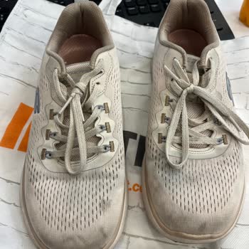 Skechers Ayakkabısının 2 Günlük Kullanımda Renk Atması Ve Deformasyonu