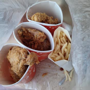 Popeyes Şubesinde Çiğ Ve Bozuk Gıda Ürünleri Nedeniyle Sağlık Sorunları Ve Ücret İadesi Talebi