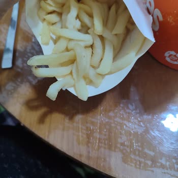 Popeyes Şubesinde Çiğ Ve Bozuk Gıda Ürünleri Nedeniyle Sağlık Sorunları Ve Ücret İadesi Talebi