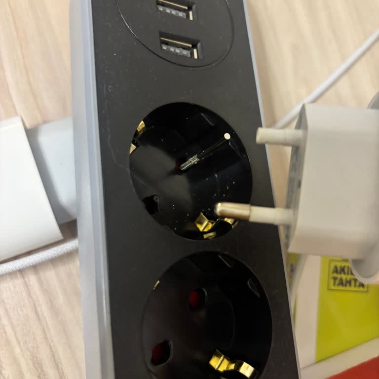 Adaptör Prizde Kaldı Ve Elektrik Çarpması Riski Yaratıyor