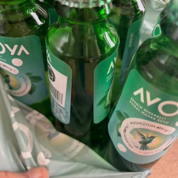 Avoya Maden Suyunda Yarım Dolu Şişe Ve Yoğun Klor Kokusu
