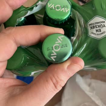 Avoya Maden Suyunda Yarım Dolu Şişe Ve Yoğun Klor Kokusu