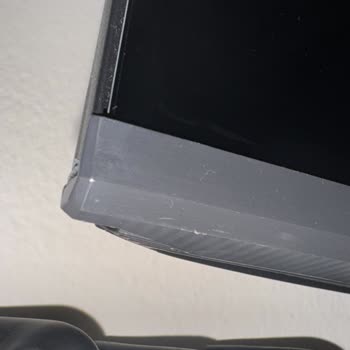 Yeni Samsung TV'de Çizik Ve Darbe İzleri, Yetkili Servis Değişim Reddetti