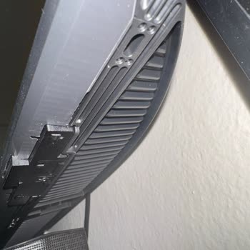 Yeni Samsung TV'de Çizik Ve Darbe İzleri, Yetkili Servis Değişim Reddetti