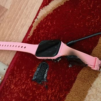 Şarjda Alev Alan TCL Çocuk Saati Ev Zararına Neden Oldu