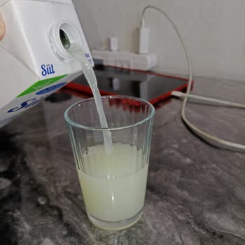 BİM Çorlu Mağazasındaki Bozuk Dost Sütü Satışı