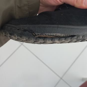 Ayakkabı Tabanı Ayrıldı, Mağazada Saygısız Davranış Ve Fiş Kesilmemesi