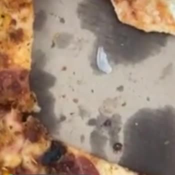 Domino's Pizza Yemeğinin İçinden Çıkan Yabancı Madde