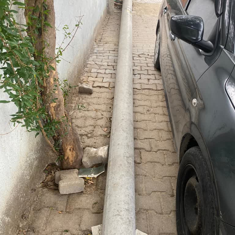 Kaldırımdaki Yatay Boru Yaya Güvenliğini Tehdit Ediyor