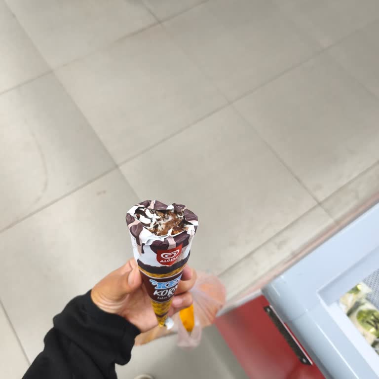 Açılmış Ve Bozulmuş Algida Cornetto Dondurması Nedeniyle Sağlık Ve Hijyen Endişesi