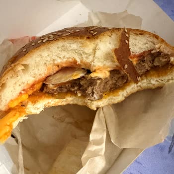 Burgerde Plastik Kapak: Hijyen Ve Boğulma Riski