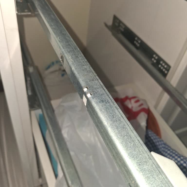 Samet Çekmece Raylarının Fren Tırnakları Kırıldı, Çekmeceler Kapanmıyor