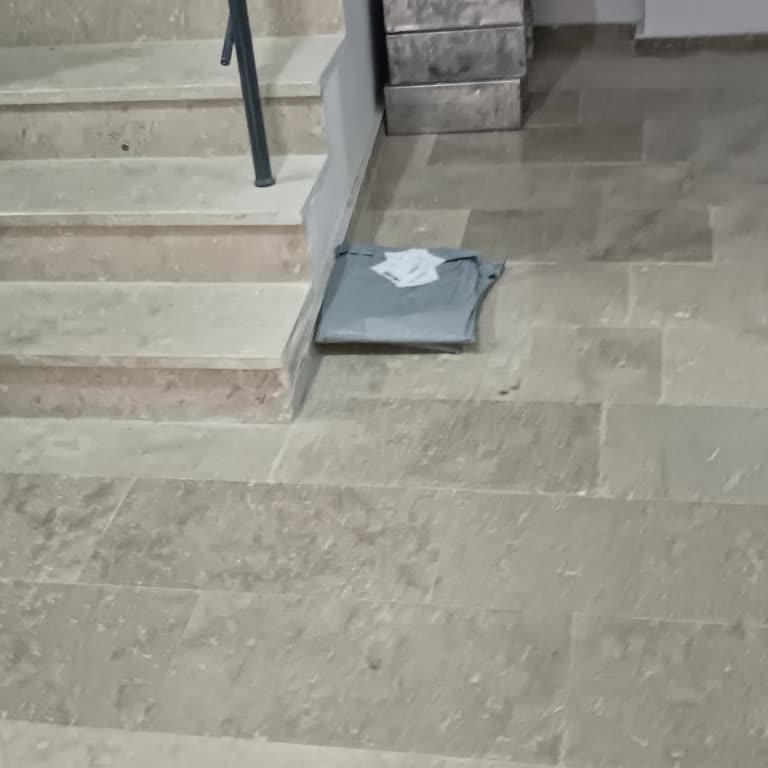 PTT Kargo Dağıtıcısının 2. Kat Kapısına Teslim Etmemesi Ve Güvenlik Endişesi