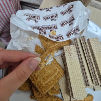 Eti Burçak Tam Buğday Unlu Bisküvi Paketi Folyo Parçası İçeriyor