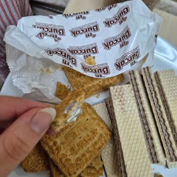 Eti Burçak Tam Buğday Unlu Bisküvi Paketi Folyo Parçası İçeriyor