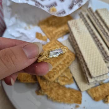 Eti Burçak Tam Buğday Unlu Bisküvi Paketi Folyo Parçası İçeriyor