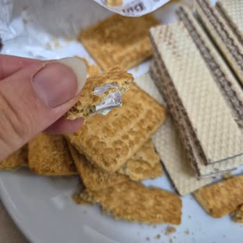 Eti Burçak Tam Buğday Unlu Bisküvi Paketi Folyo Parçası İçeriyor