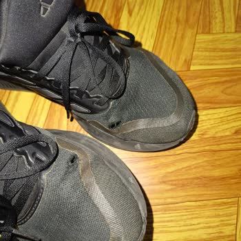 Adidas Ayakkabıda Hızlı Delik Oluşumu Ve Kalite Sorunu