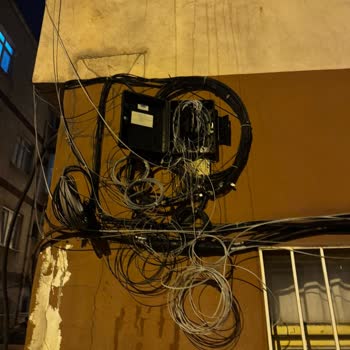 Kablo Karmaşası Nedeniyle İnternet Kesintisi Ve Müşteri Hizmetleri Yanıt Vermemesi