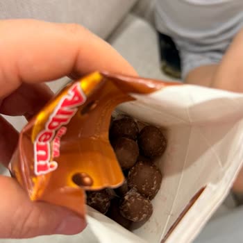 Ülker Albeni Çikolatasında Hijyen Sorunu: Örümcek Ağına Benzer İplikler