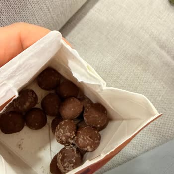 Ülker Albeni Çikolatasında Hijyen Sorunu: Örümcek Ağına Benzer İplikler