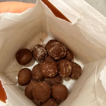 Ülker Albeni Çikolatasında Hijyen Sorunu: Örümcek Ağına Benzer İplikler