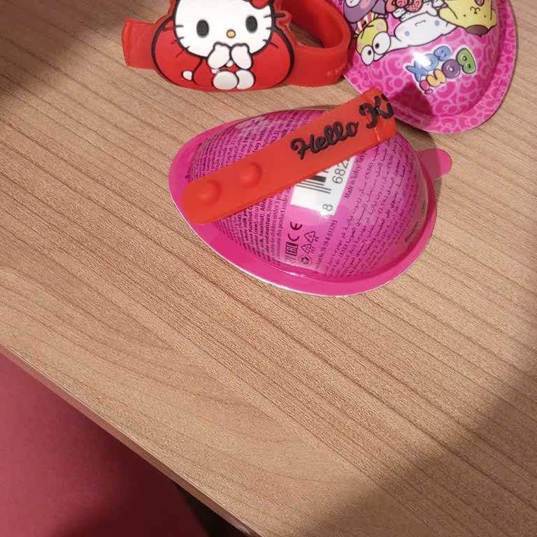 Şok Market 'ten Alınan Boni Box Sürpriz Yumurtada Kırık Hello Kitty Bileklik