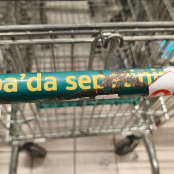 Migros Kütahya Sera AVM’de Alışveriş Arabalarının Hijyen Ve Bakım Sorunları