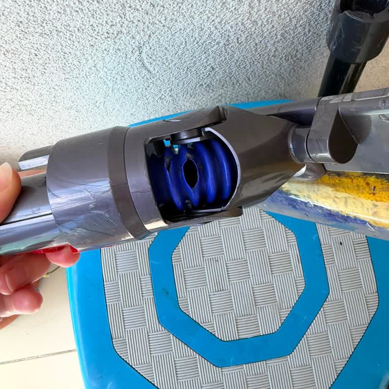 Dyson Süpürge Başlığındaki Delik Malzeme Hatası Ve Garanti Dışı Destek Yok