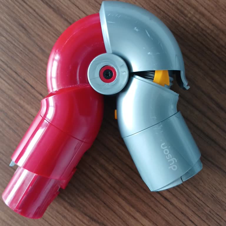 Dyson V12 Mobilya Altı Aparatının Uç Parçası Kırıldı, Basit Tamirle Yeniden Çalışır