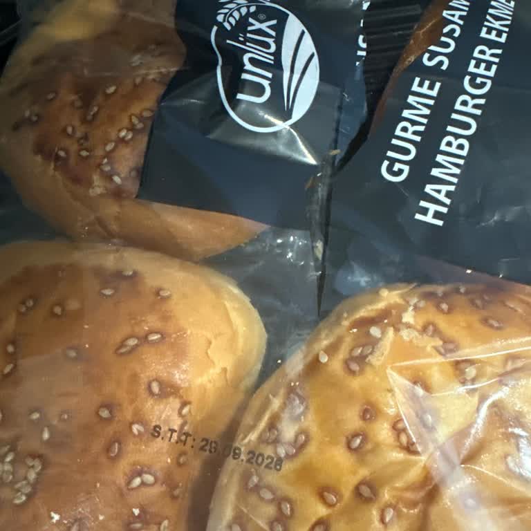 BİM’den Gelen Son Kullanma Tarihi Geçmiş Ve Yırtık Hamburger Paketi