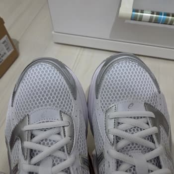 Asics Gel 1130 Ayakkabısında Sol Ve Sağ Tekler Arasındaki Şekil Farkı