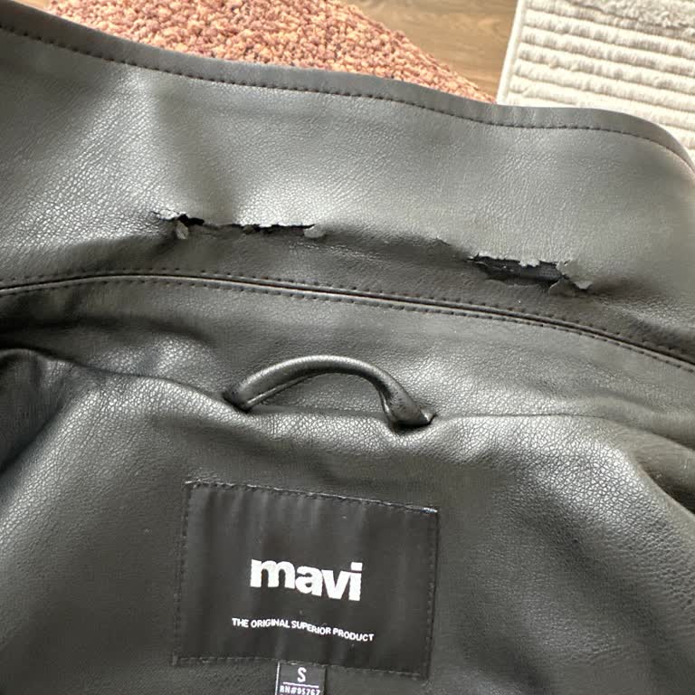Mavi Ceket Yaka Derisinde Erken Soyulma