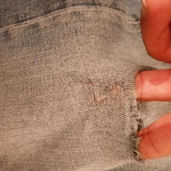 Mavi Sivas Cadde Mağazasında Satın Alınan Jean Pantolon Dizden Yırtıldı, Kısa Sürede İade Reddi