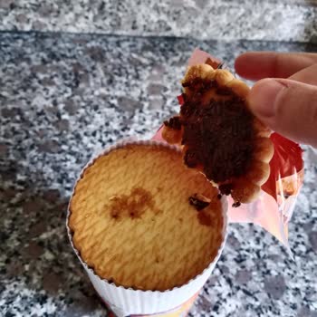 Yarım Bisküvi Ve Reçel Karışıklığı Güveni Sarstı